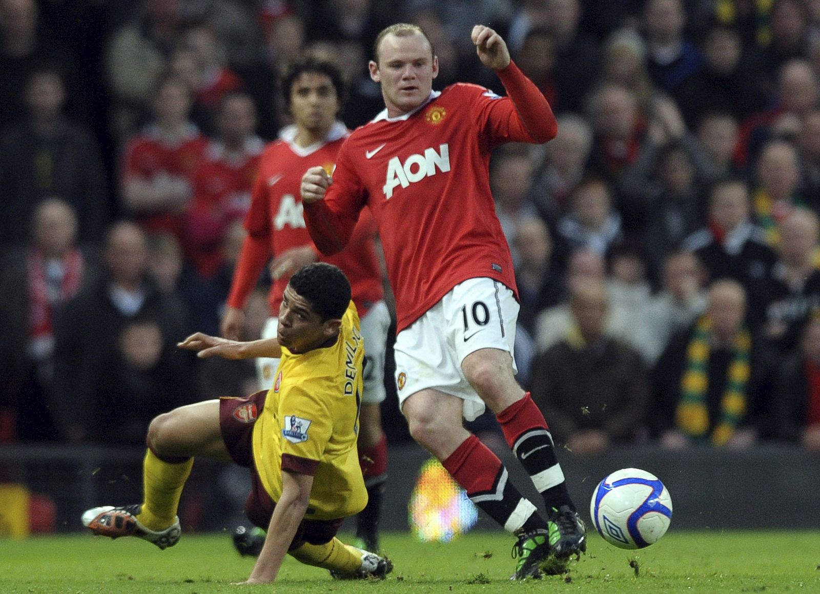 Wayne Rooney (d) del Manchester United frente a Denilson (i) del Arsenal
