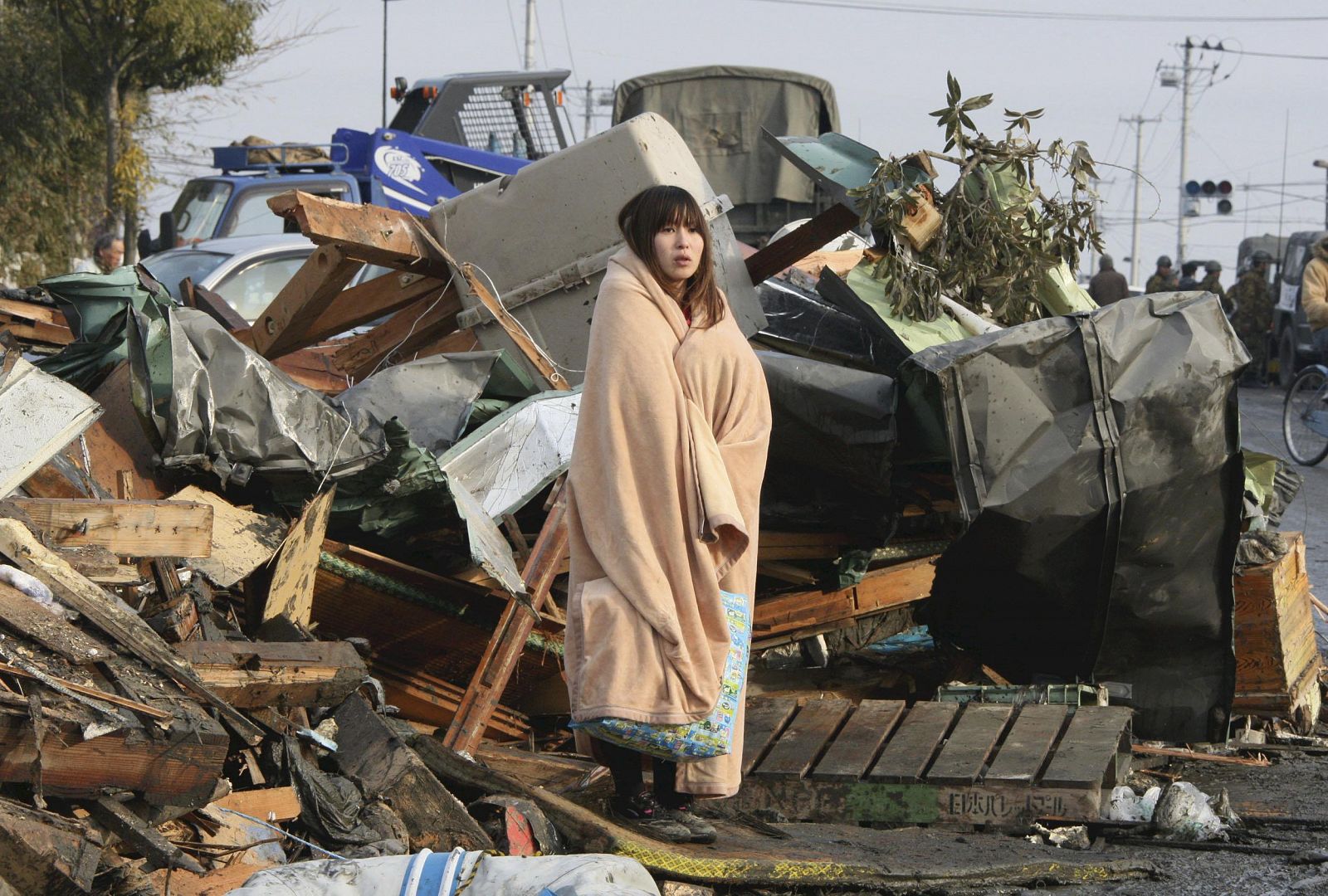 Una mujer observa la destrucción causada por el terremoto en la ciudad de Ishimaki, en la región de Miyagui