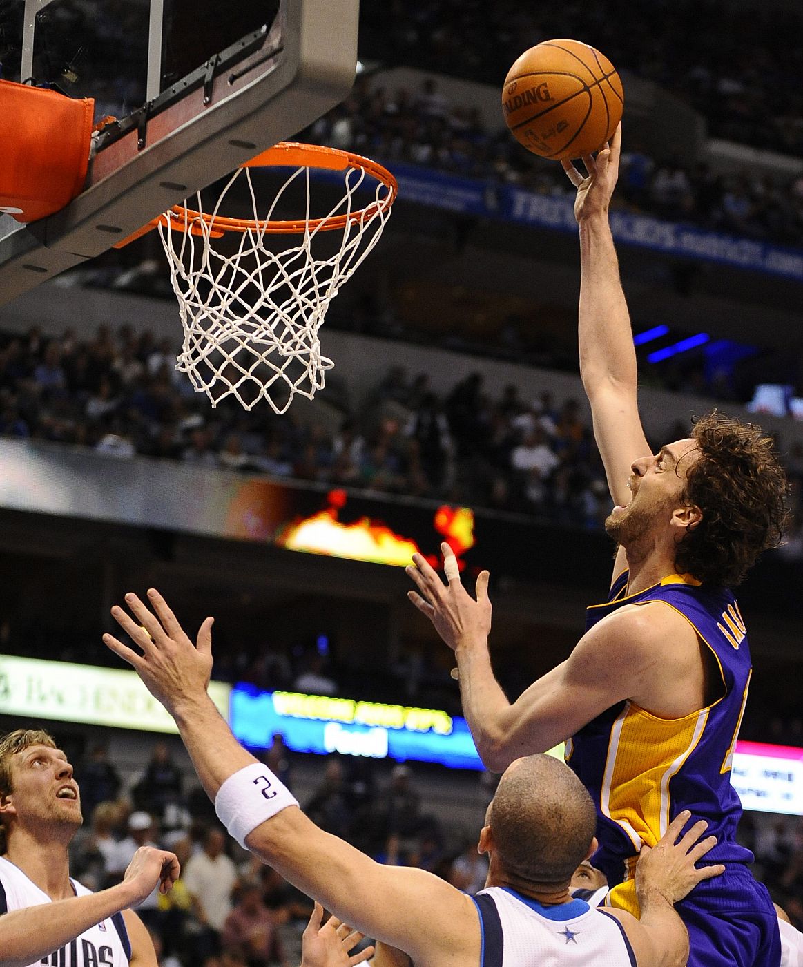 Pau Gasol (d) salta para encestar ante los Mavericks de Dallas