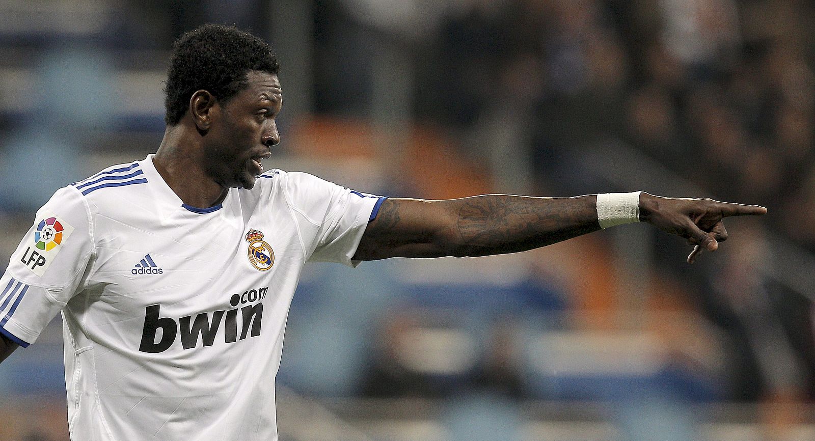 El delantero togolés del Real Madrid Emmanuel Adebayor gesticula durante un partido.