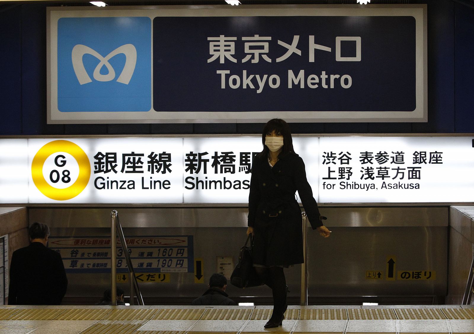 El abarrotado metro de Tokio muestra estos días una imagen de lo más inusual con estaciones prácticamente vacías.