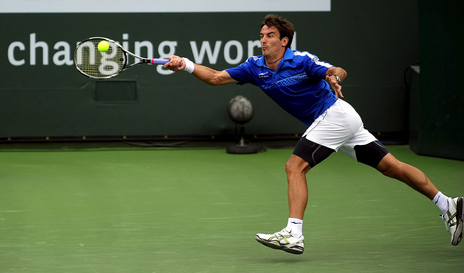 Tommy Robredo tuvo problemas físicos pero ganó con solvencia a Sam Querrey en octavos de final.