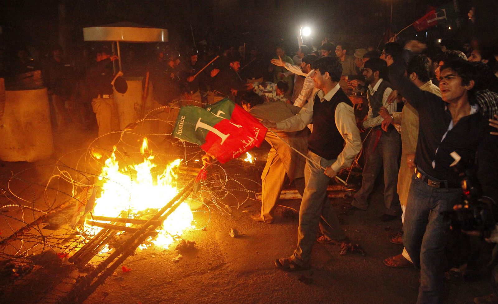 Pakistaníes gritan consignas en una protesta contra la liberación del contratista de la CIA, Raymond Davis.