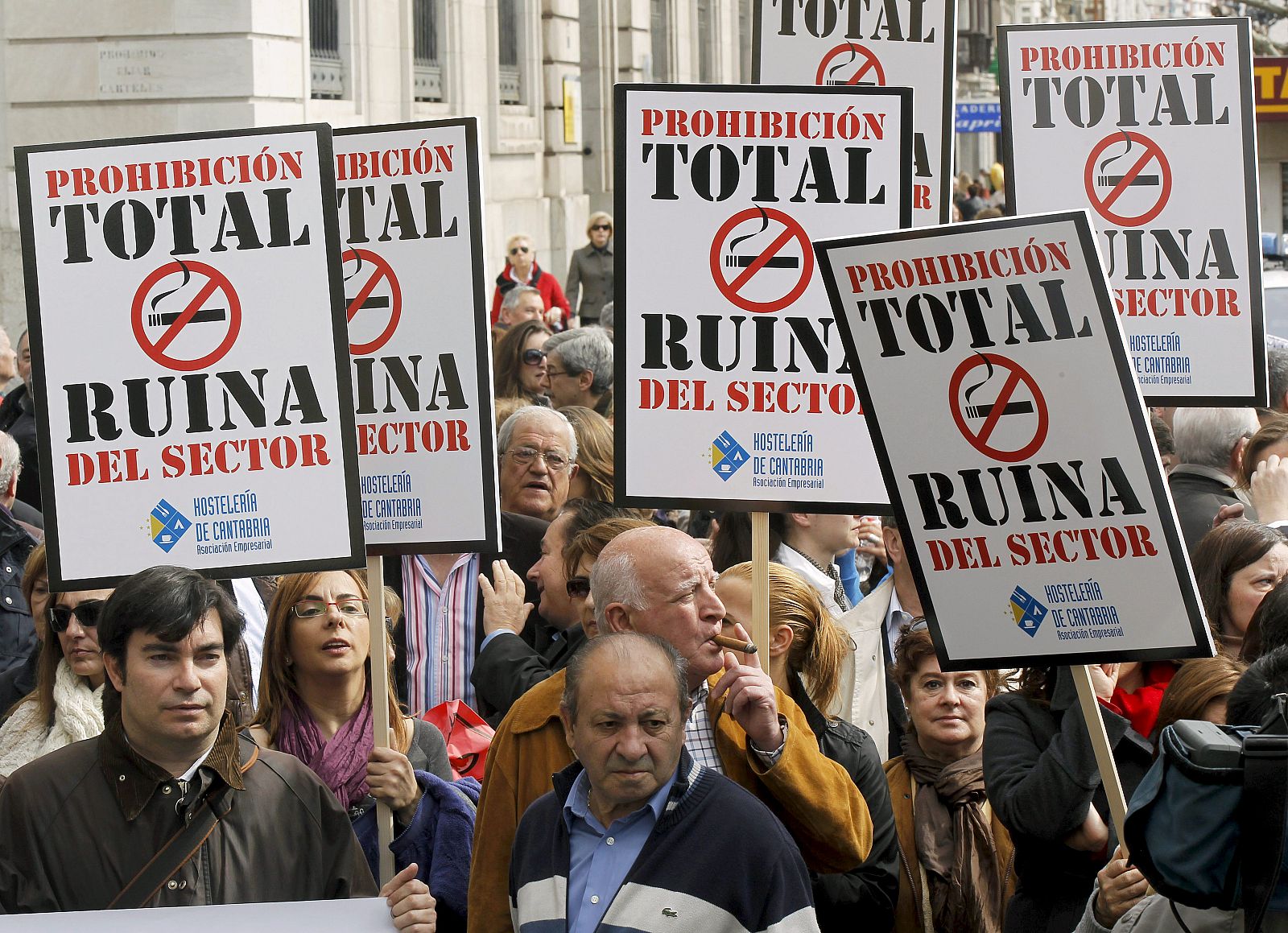 Unos 200 hoteleros se han manifestado este lunes en Santander contra de la Ley Antitabaco