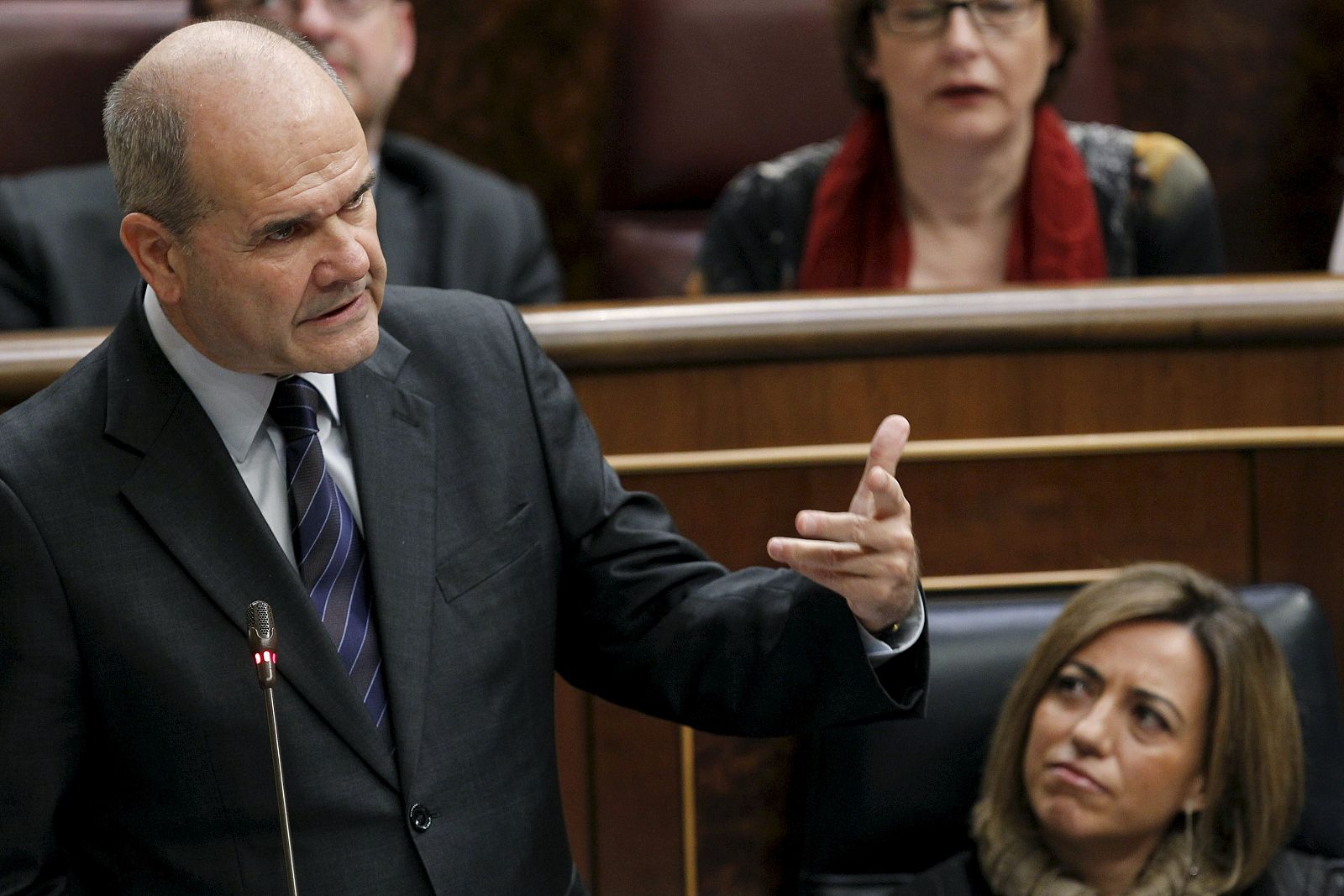 El vicepresidente tercero, Manuel Chaves, durante una de sus intervenciones en la sesión de control al Gobierno en el pleno del Congreso