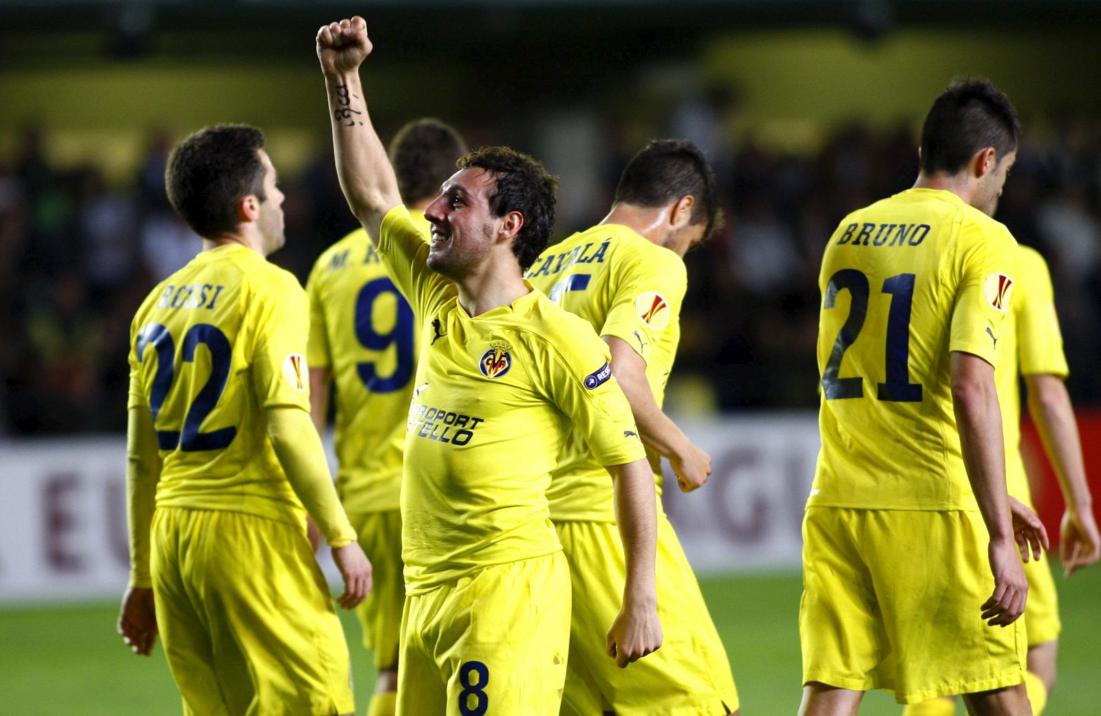 El centrocampista del Villarreal Santi Cazorla celebra tras marcar el primer gol ante el Bayer Leverkusen.