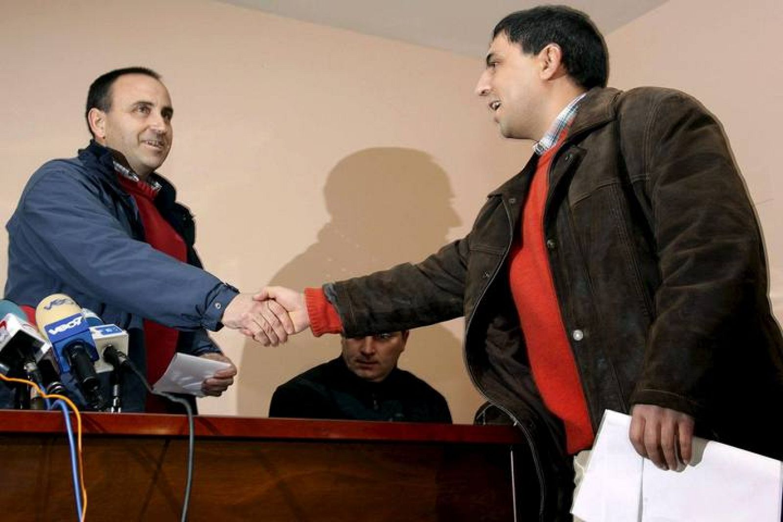 Foto de archivo de los alcaldes de Santervás de Campos, Santiago Baeza (i) y de Melgar de Arriba, Óscar Fernández (d) el 29/1/2010