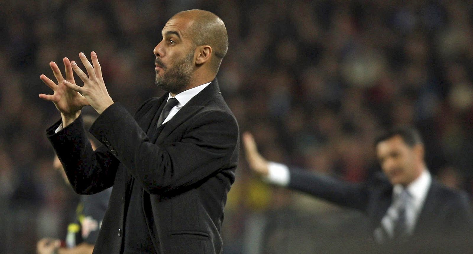 Los entrenadores del Barça y del Getafe , Pep Guardiola (i) y José Miguel González "Míchel".