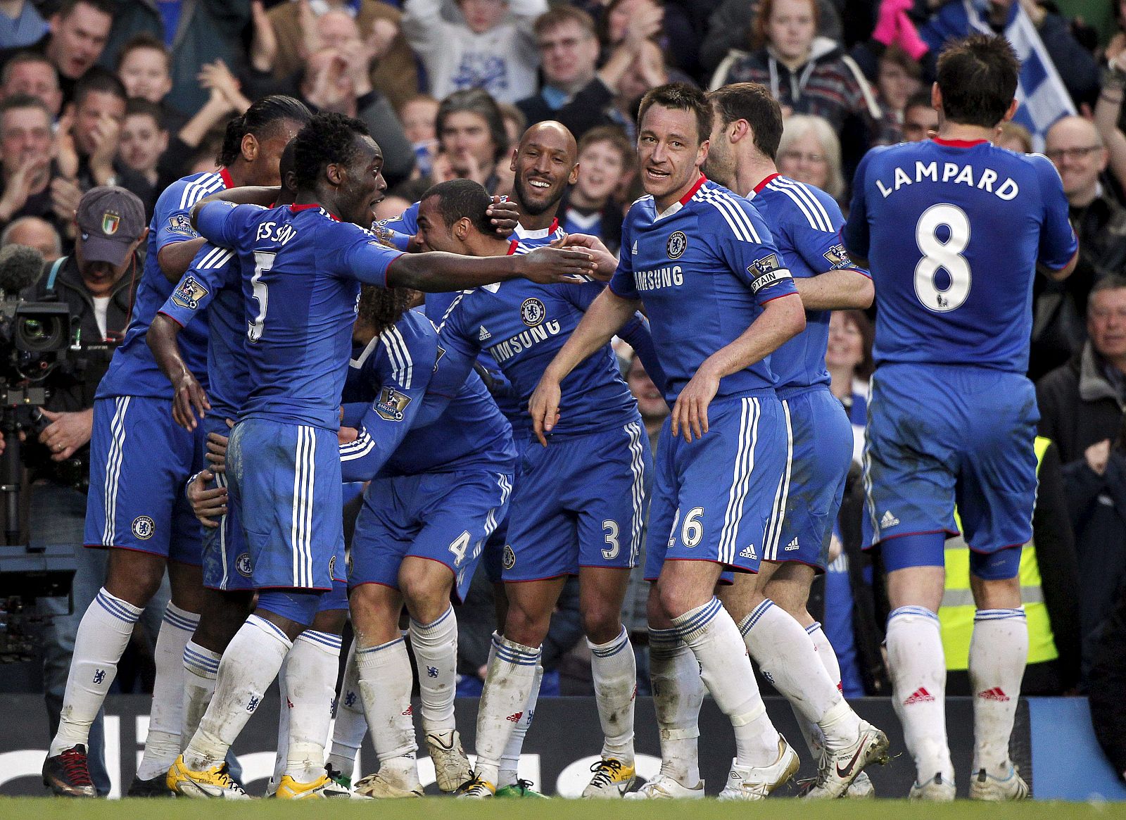 Los jugadores del Chelsea celebran el gol de su compañero Ramires.