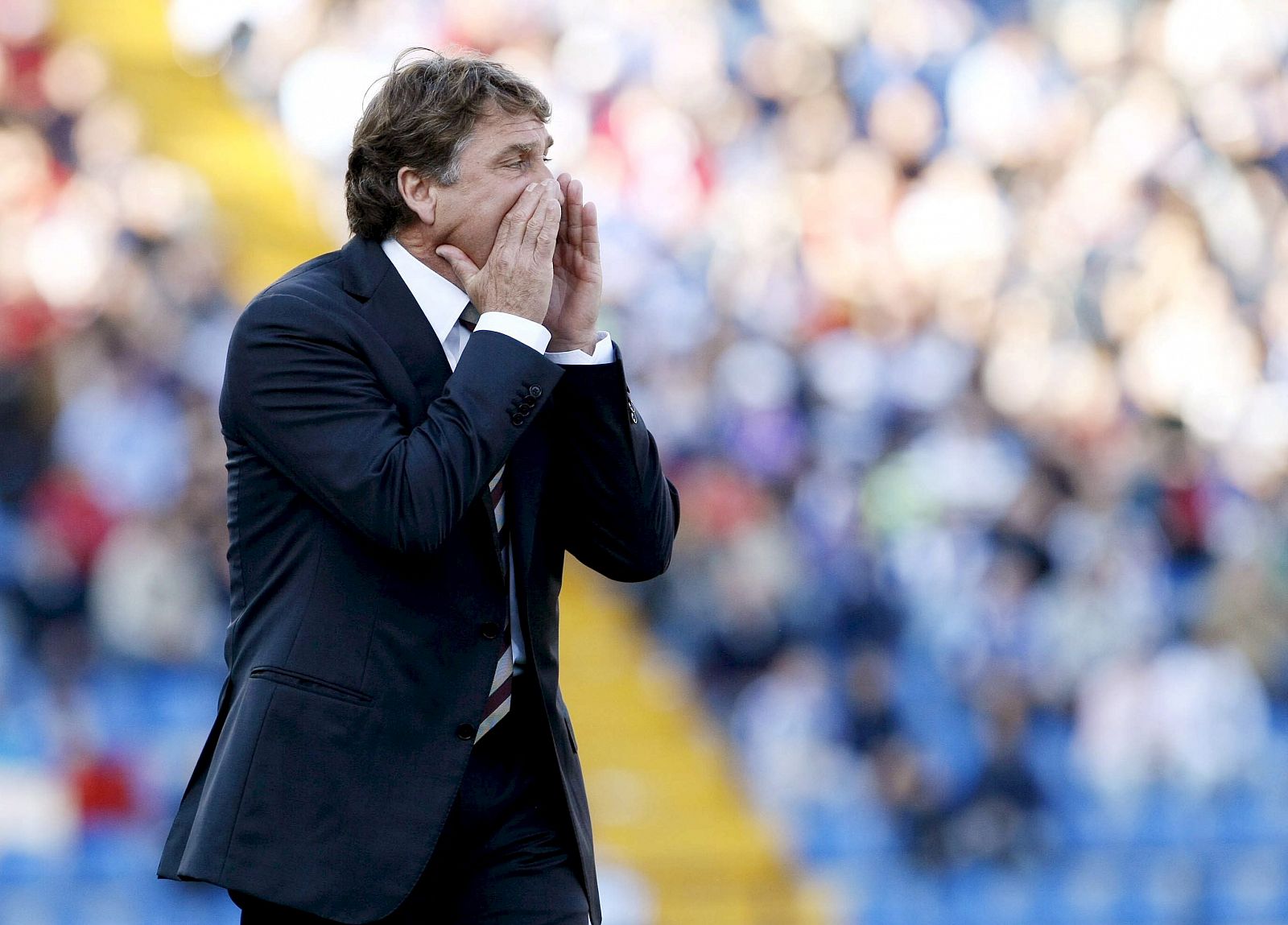 El exentrenador del Hércules, Esteban Vigo, dando instrucciones a sus jugadores desde la banda.