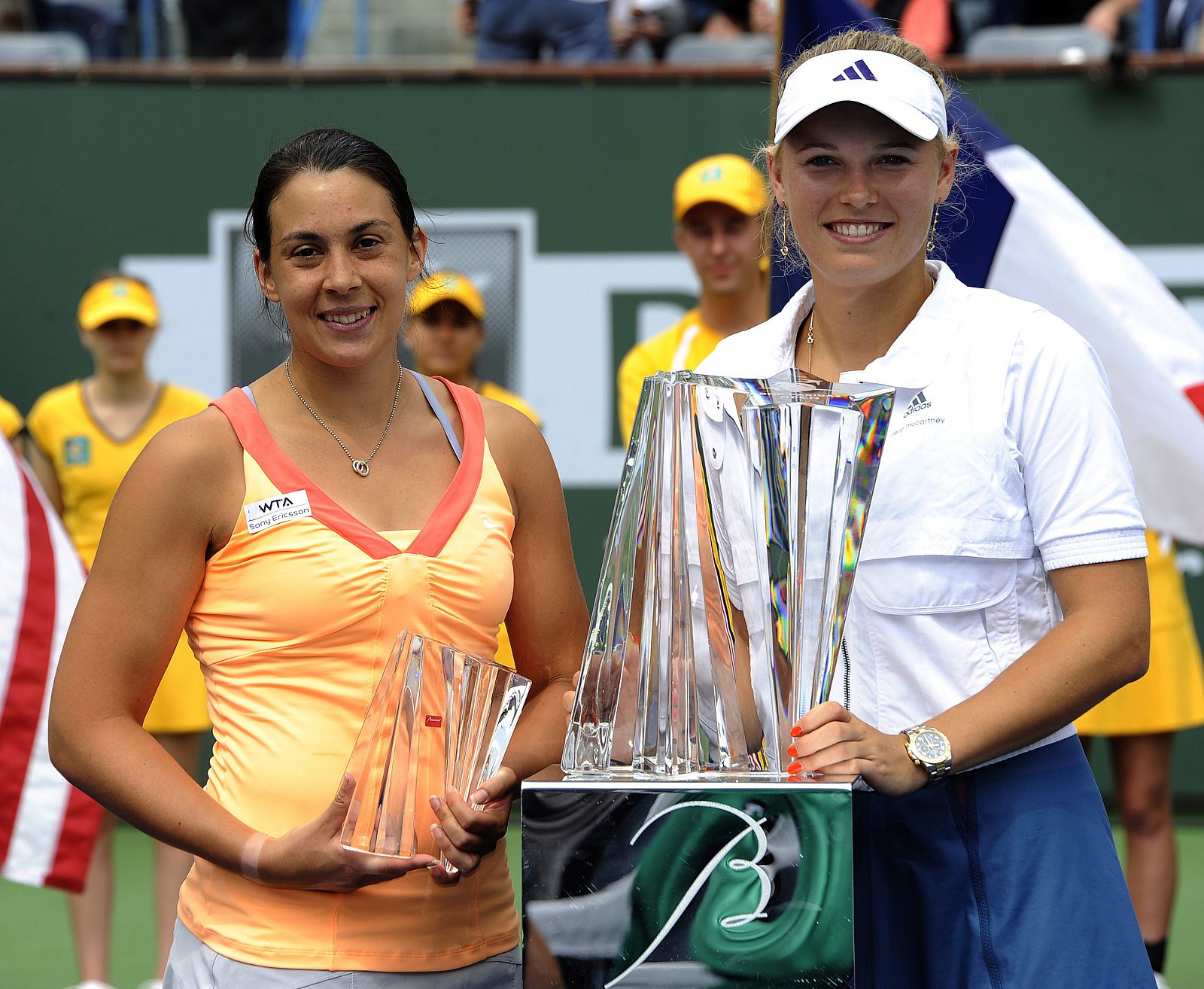 La tenista danesa Caroline Wozniacki, a la derecha, y su rival francesa Marion Bartoli.