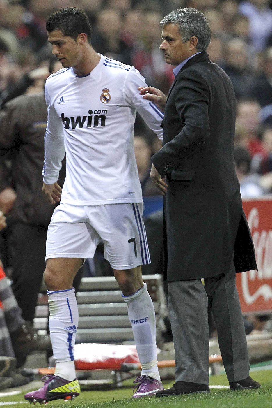 Cristiano Ronaldo se lesionó ante el Atlético Madrid y tuvo que ser sustituído por Mourinho.