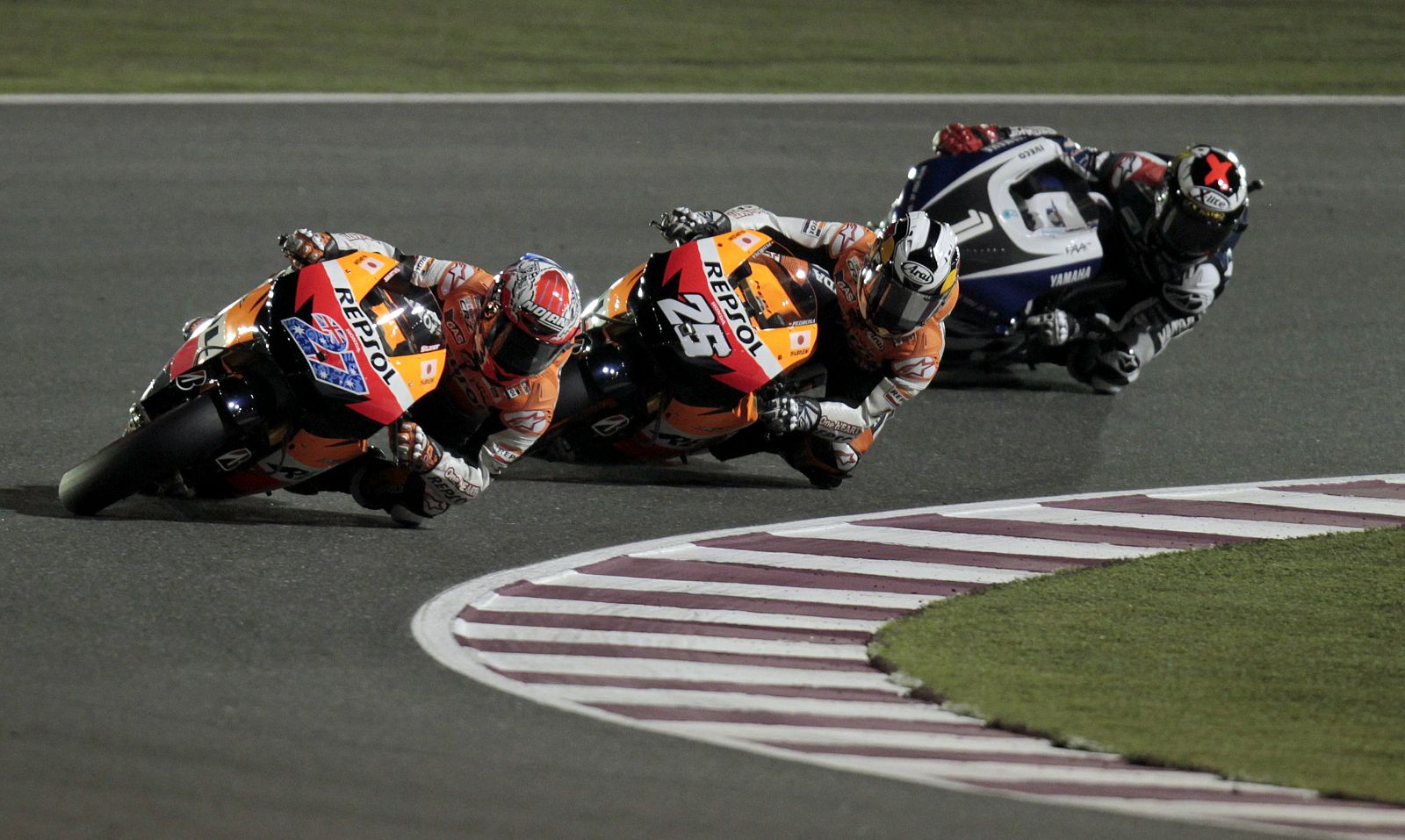 Stoner seguido de Pedrosa y de Lorenzo durante la carrera de Losail.