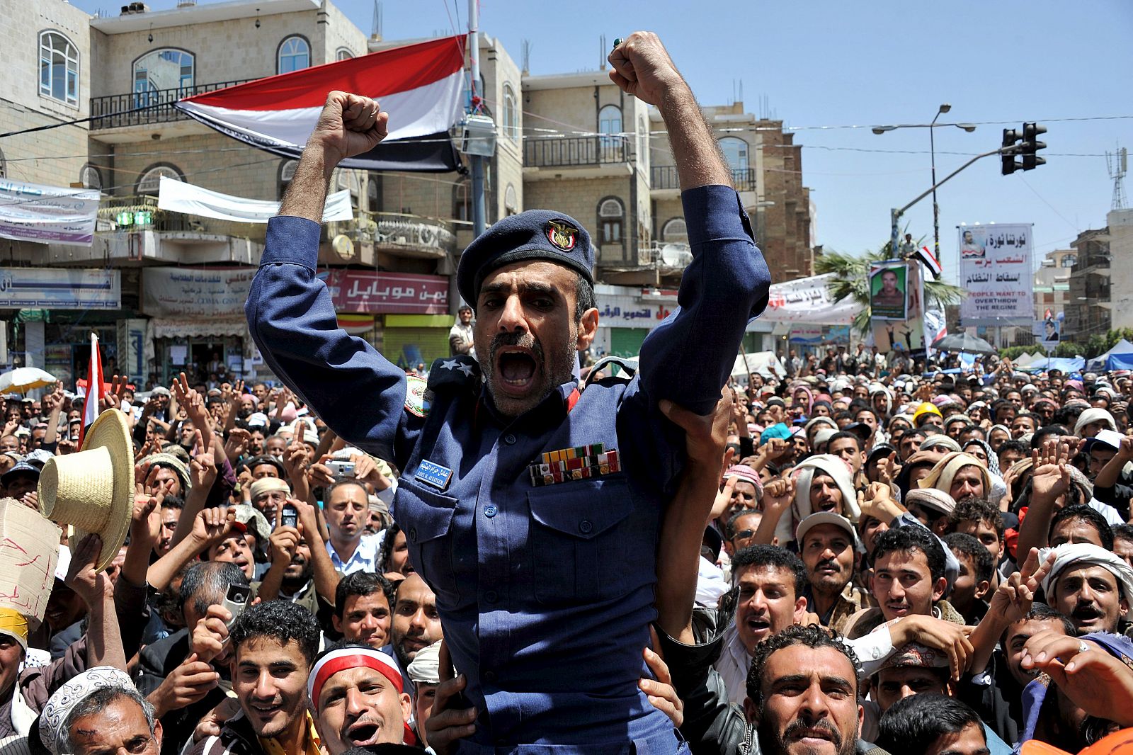 Manifestantes yemeníes llevan a hombros a un soldado del Ejército durante una manifestación antigubernamental