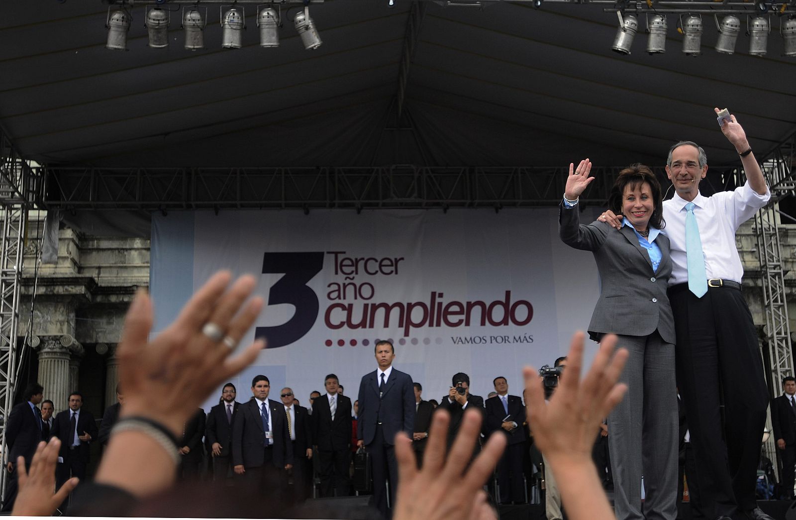 Fotografía de archivo del presidente guatemalteco, Álvaro Colom, junto a su esposa, Sandra Torres, durante un acto público en la plaza central de Ciudad de Guatemala