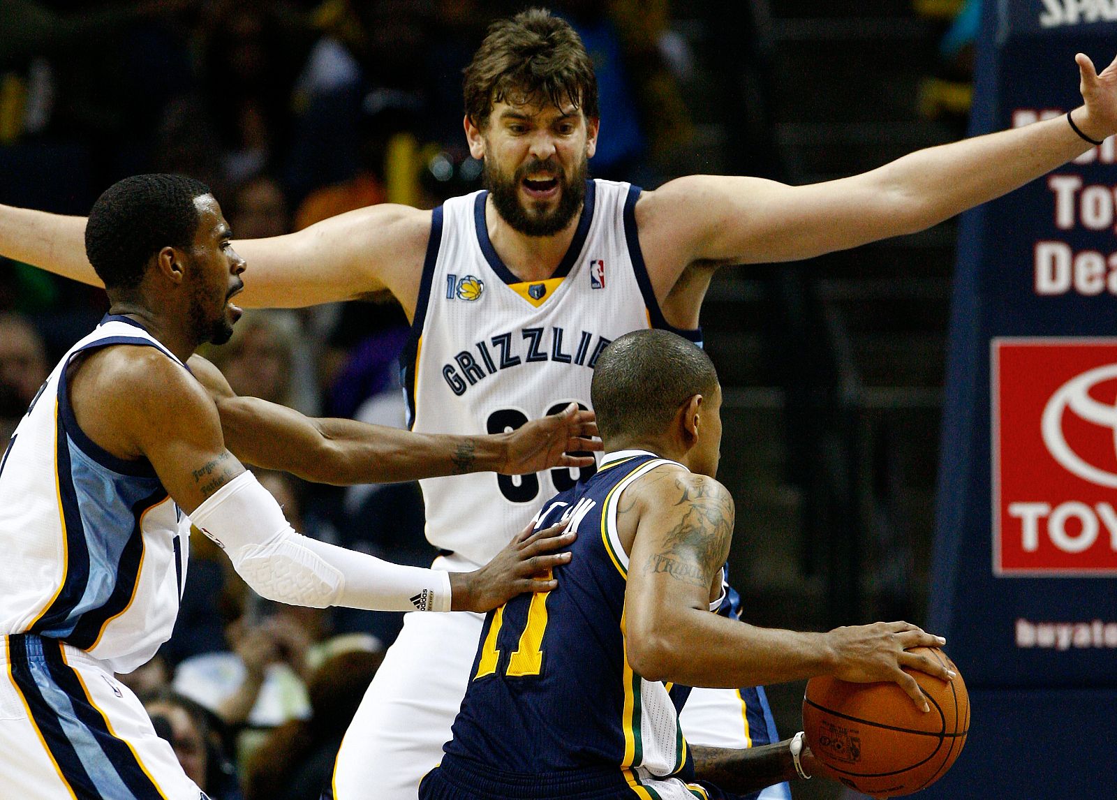 El jugador español de Grizzlies Marc Gasol defiende ante Earl Watson, de Jazz.