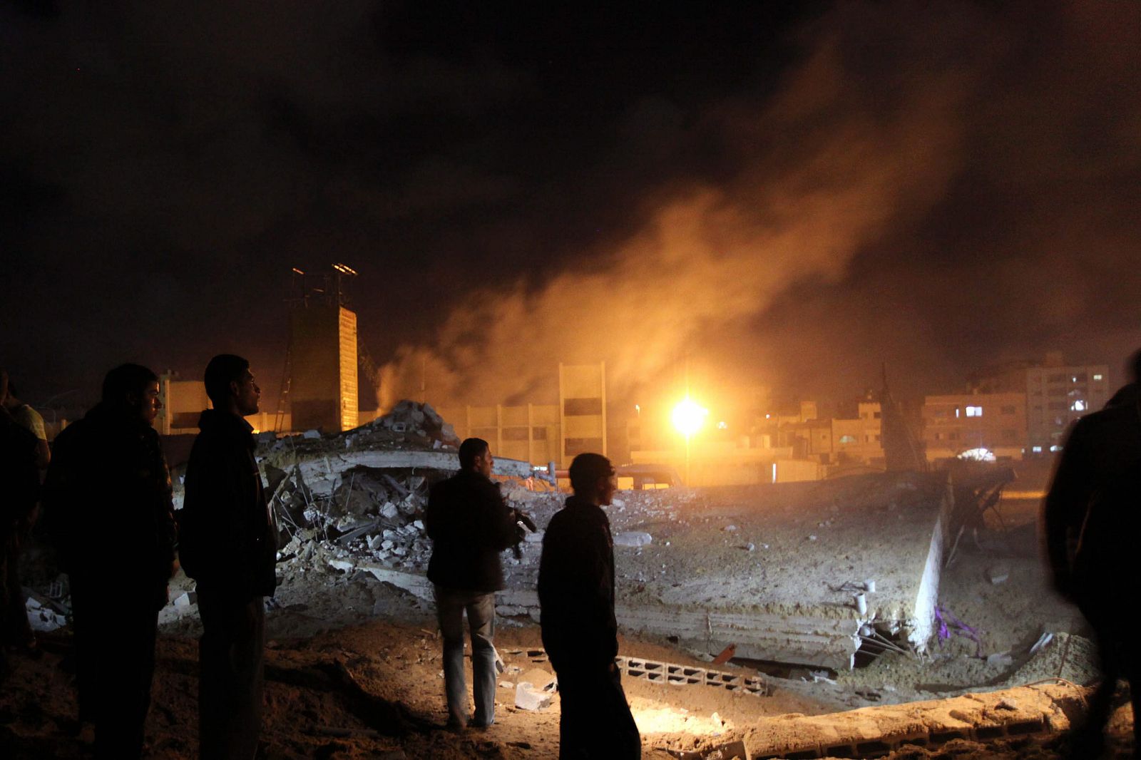 Milicianos de Hamas inspeccionan uno de los lugares atacados en el bombardeo israelí