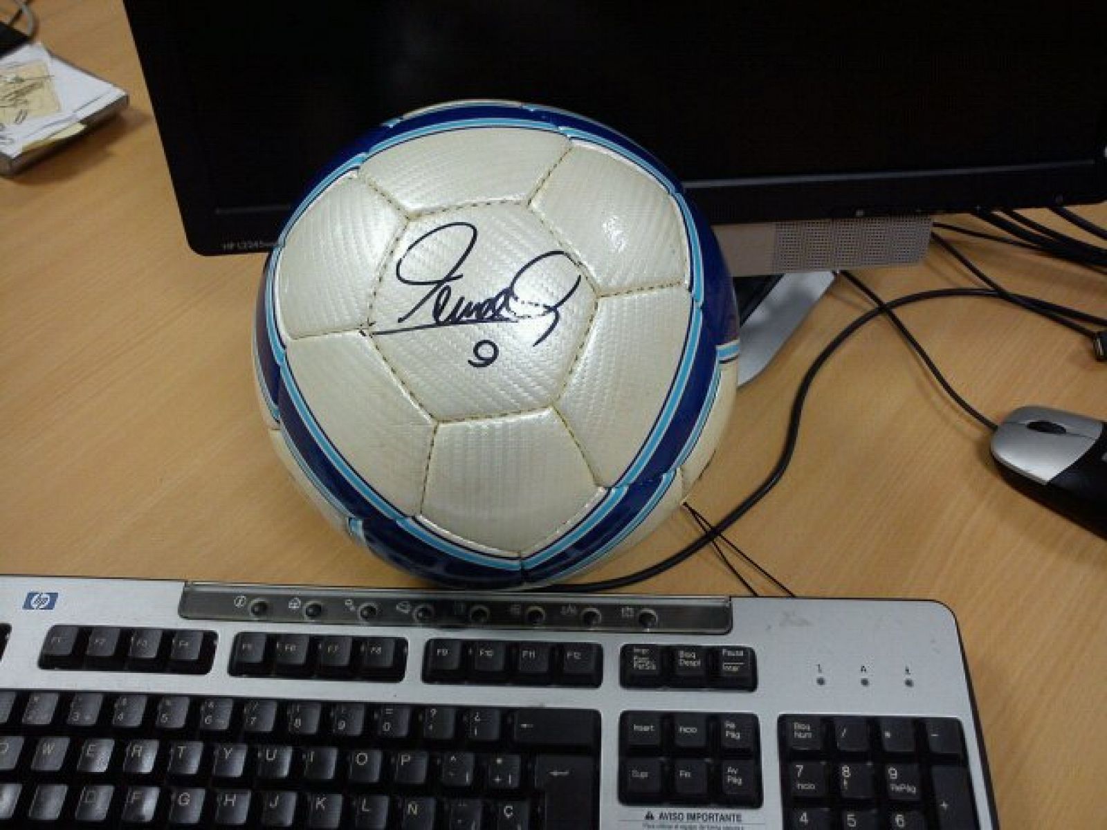Un balón firmado por Torres espera al acertante de la 'porra'