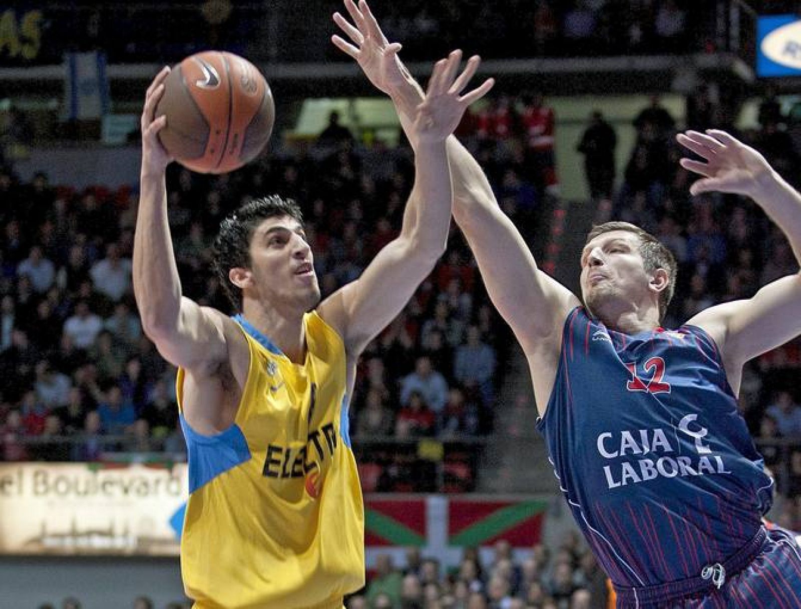 Eliyahu (i) entra a canasta ante el pívot croata del Caja Laboral Mirza Teletovic (d).