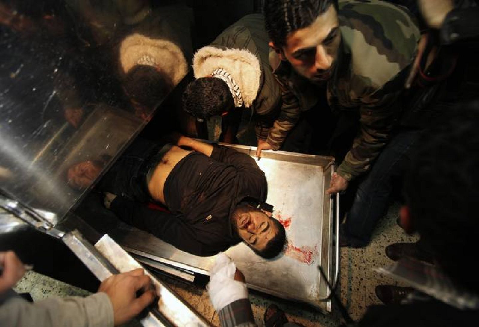 Imágen del cuerpo de uno de los palestinos fallecidos tras el taques de Israel contra Gaza