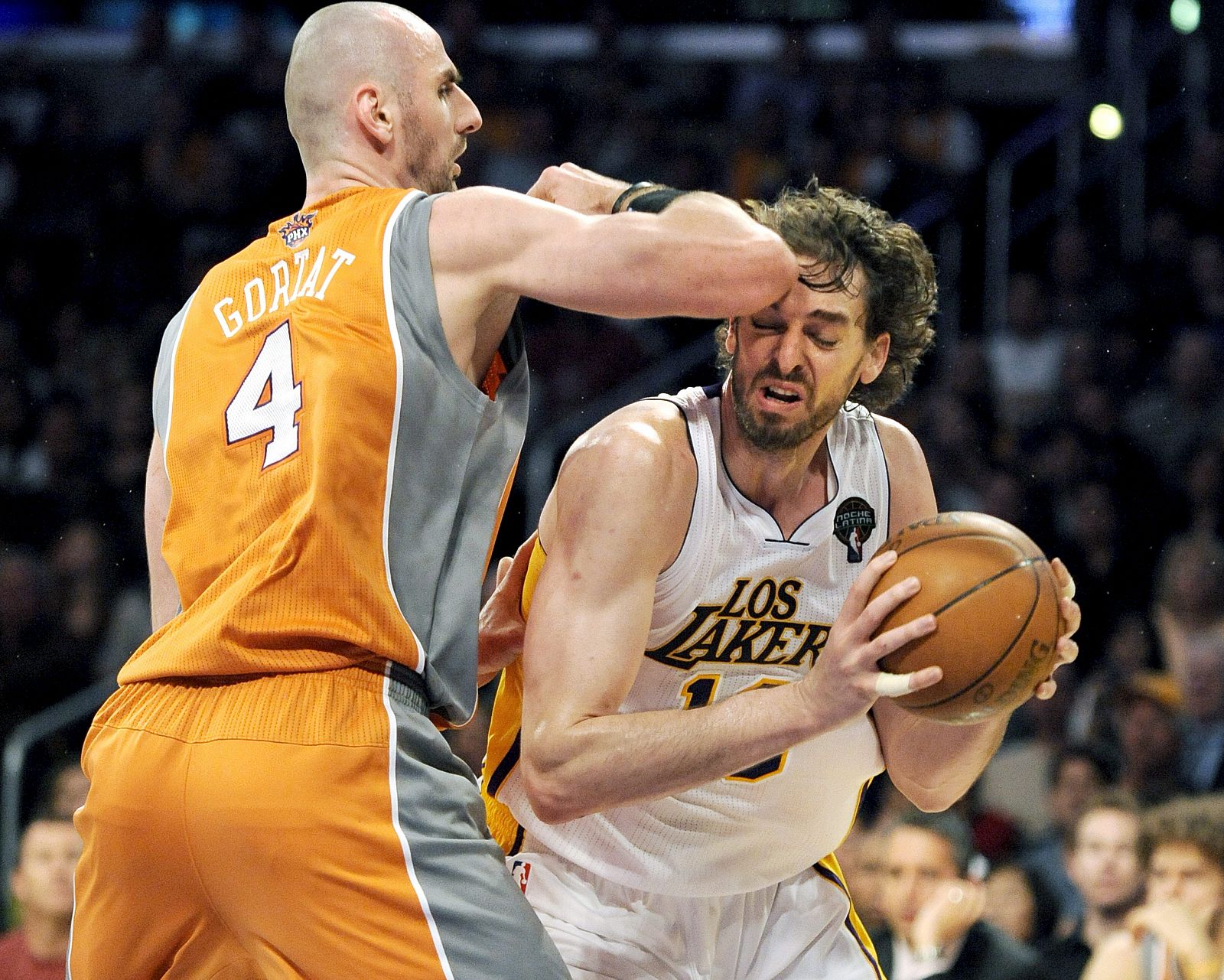 El jugador de los Lakers de Los Angeles Pau Gasol intenta superar la defensa de Marcin Gortat, de los Suns de Phoenix.