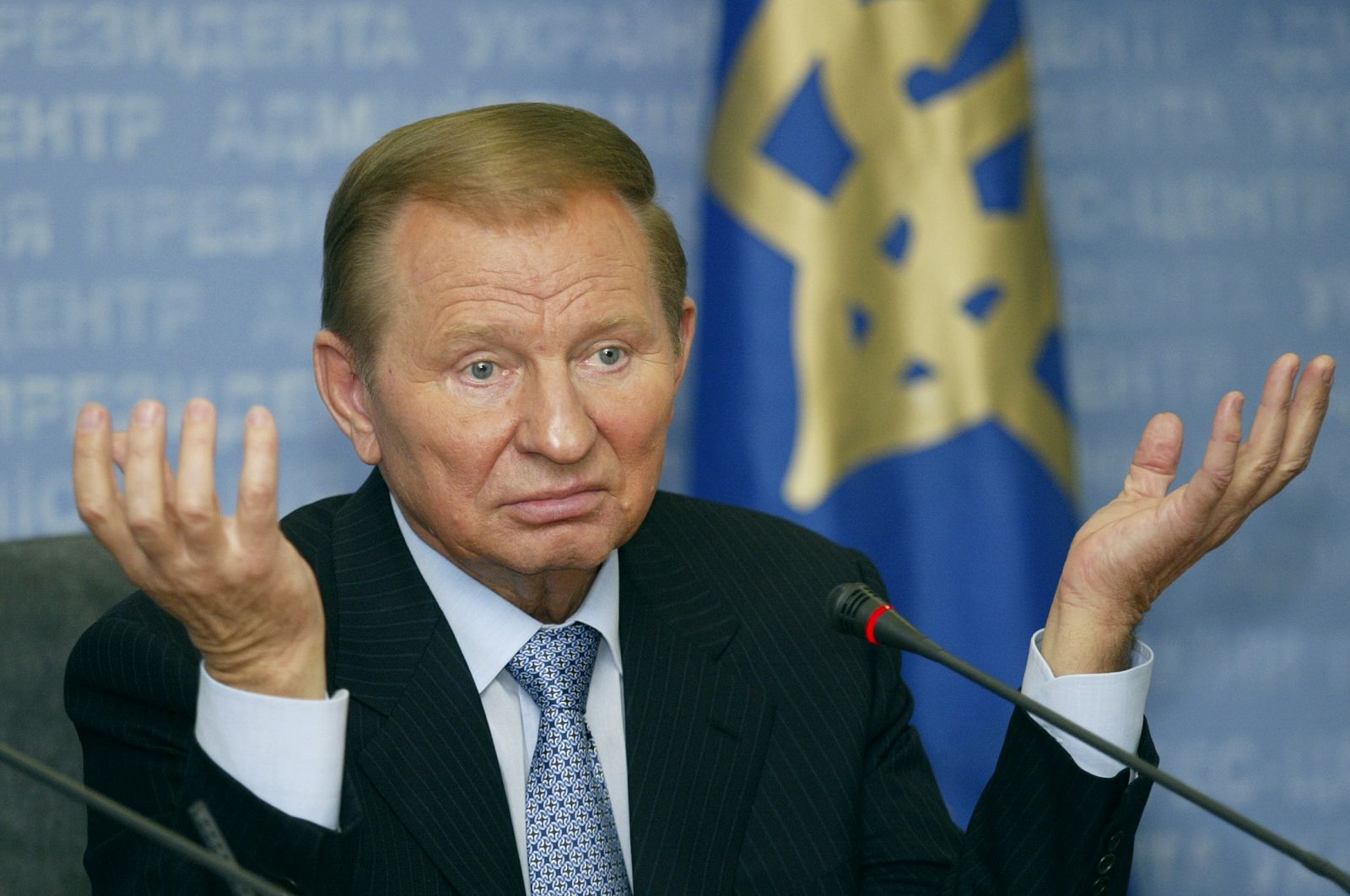 File photo of Ukrainian President Leonid Kuchma gesturing as he answers media questions at a news conference at the presidential press centre in Kiev