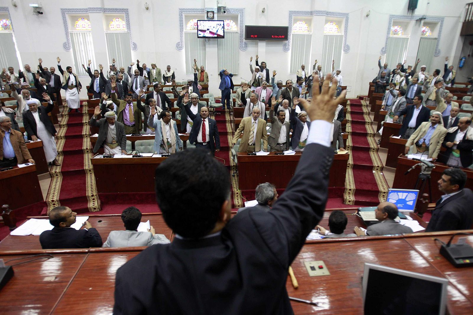 Miembros del Parlamento de Yemen levantan sus manos a favor del estado de emergencia