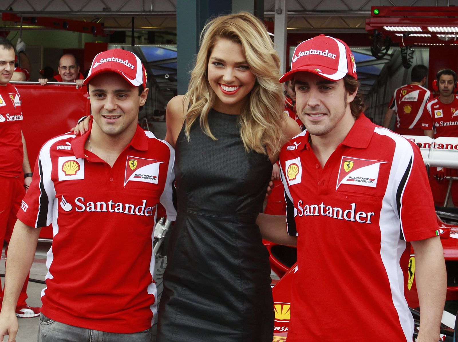Felipe Massa y Fernando Alonso posan con la embajadora del GP de Australia, Ashley Hart.