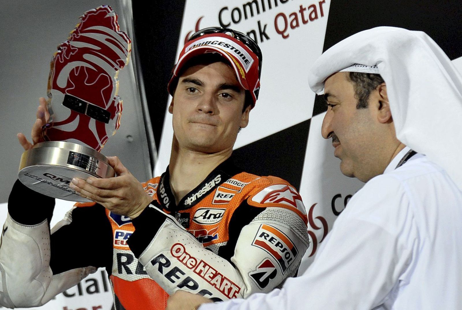 El piloto español de MotoGP Dani Pedrosa (Honda RC 212 V) celebra sobre el podio su tercera plaza en el Gran Premio de Catar