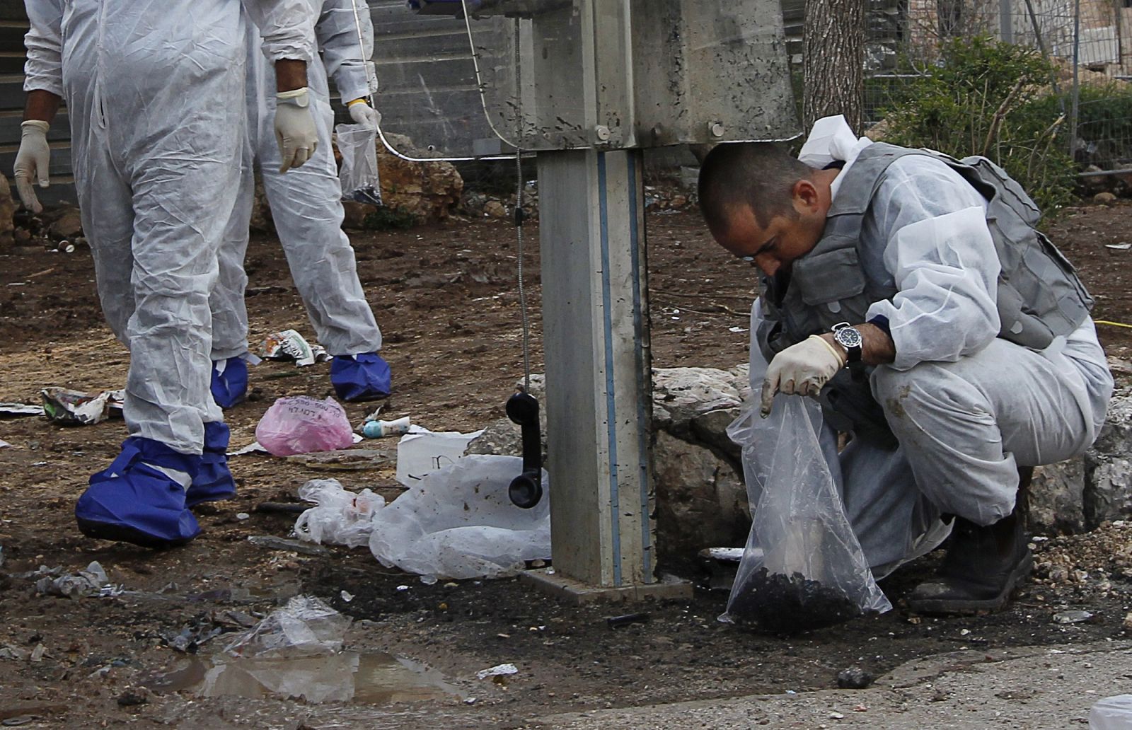 Expertos en explosivos inspeccionan el lugar del atentado en Jerusalén