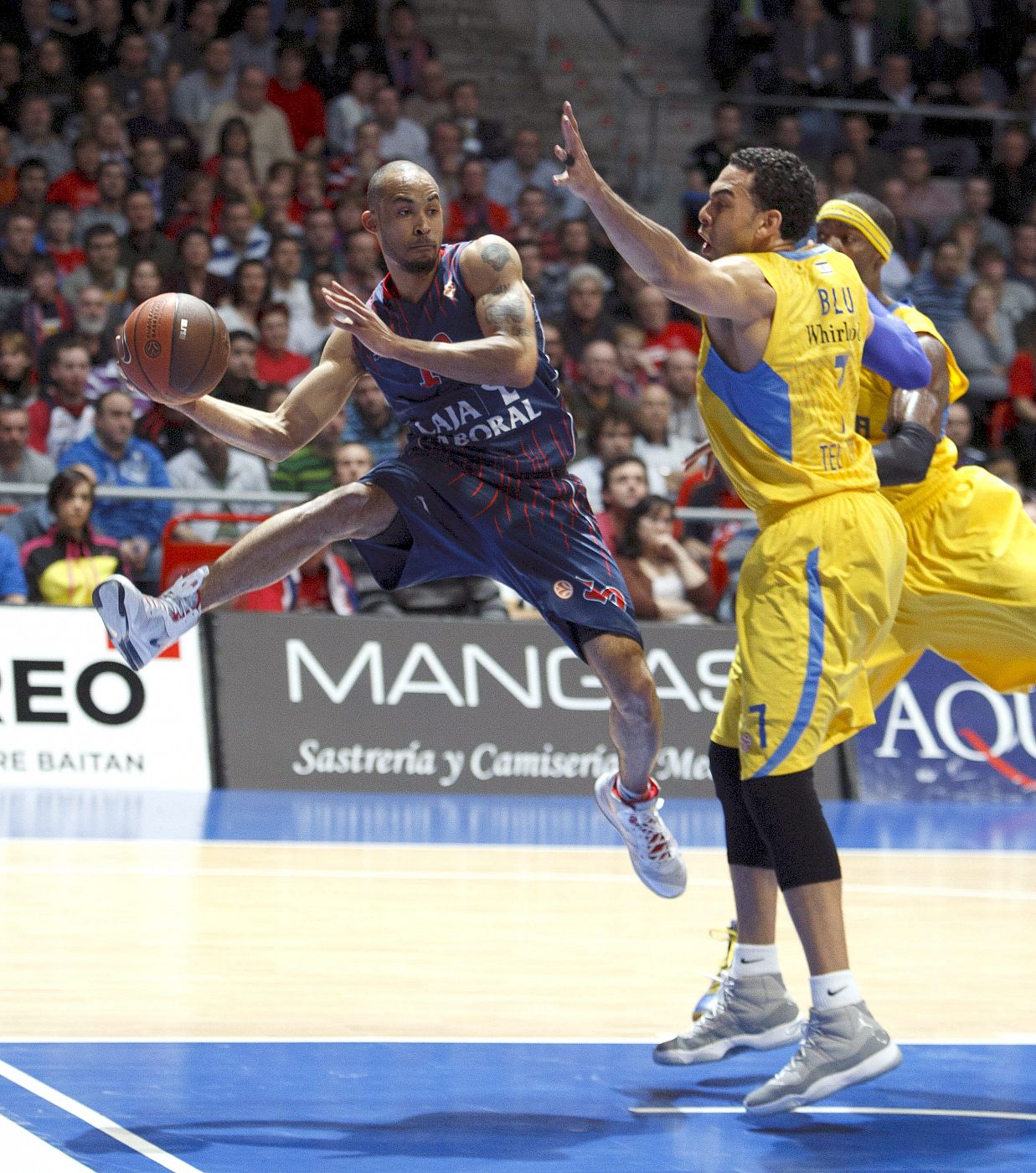 David Logan intenta superar al escolta del Maccabi David Blu.