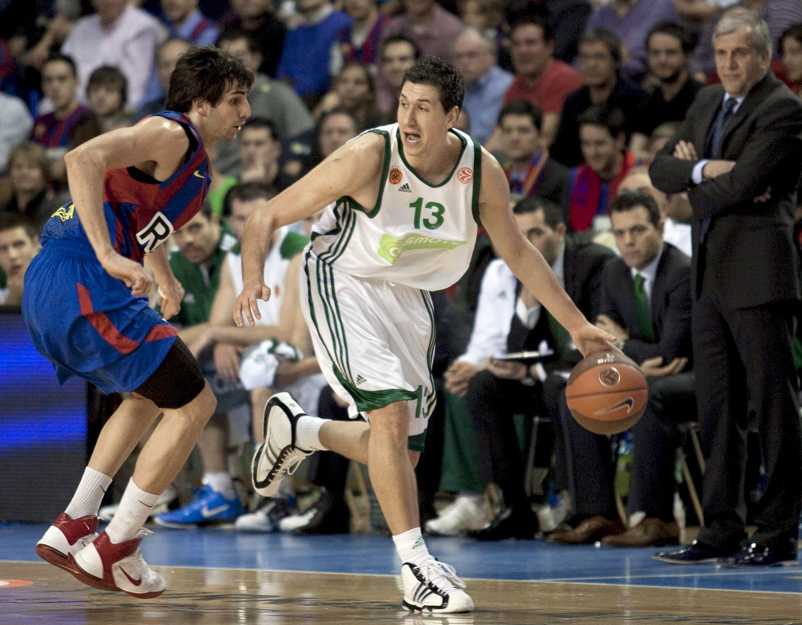 Diamantidis (d), avanza con el balón perseguido por el base del Regal Baarcelona Ricky Rubio.