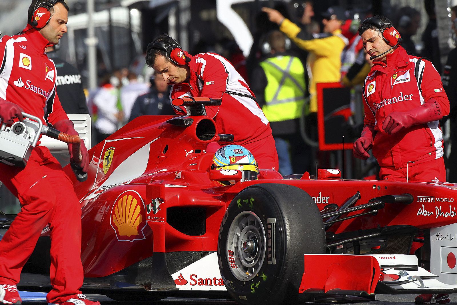 Fernando Alonso, de Ferrari, ayudado por su equipo mientras participa en la segunda sesión de entrenamientos libres para el Gran Premio de Australia.
