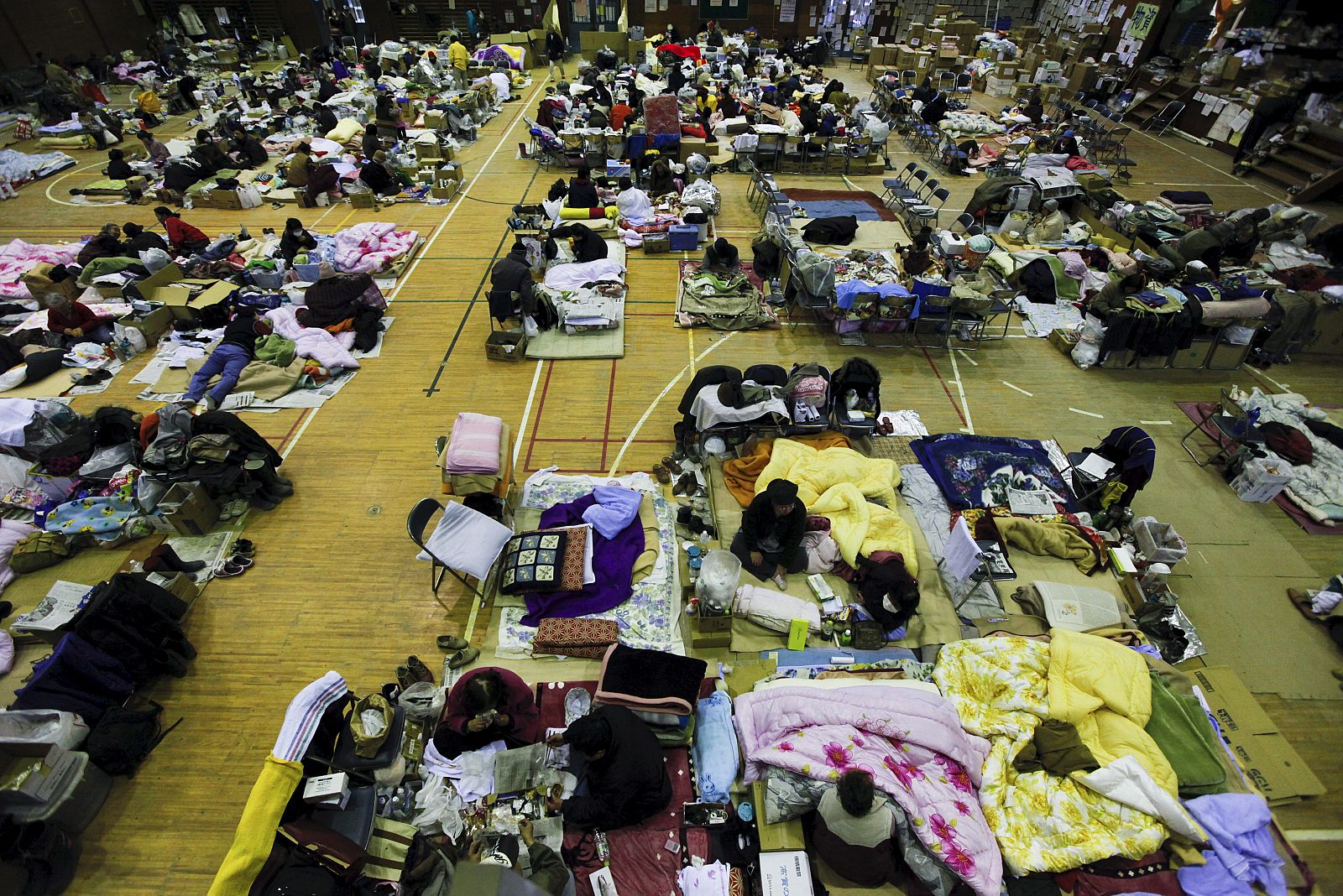 Cientos de personas permanecen alojadas en un centro de evacuación de la localidad costera de Ishinomaki, en la prefectura de Miyagi