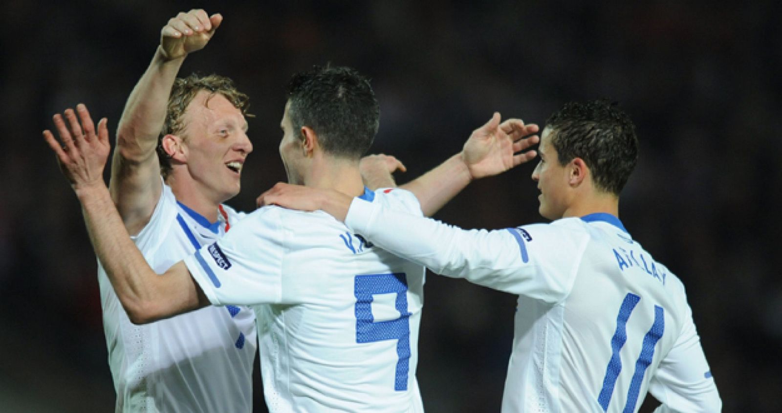 El jugador de Holanda Dirk Kuyt (i) celebra su gol ante Hungría con sus compañeros de equipo.