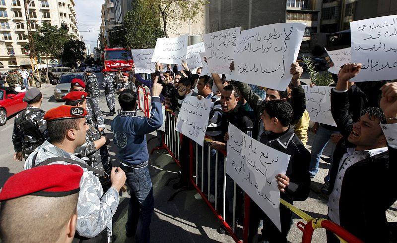 ESTUDIANTES SIRIOS DE LA UNIVERSIDAD ÁRABE DE BEIRUT SE MANIFIESTAN A FAVOR DE SU PRESIDENTE BACHAR AL ASAD