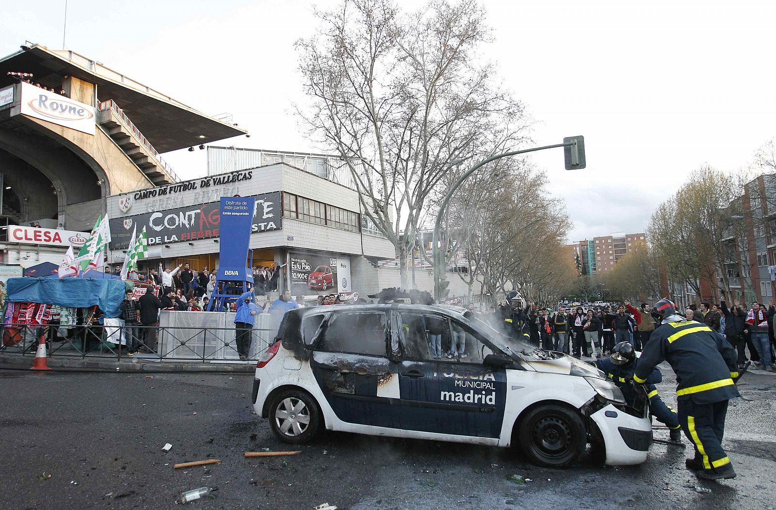 Unos aficionados violentos quemaron un coche de la policía local en los aledaños del estadio Teresa Rivero.