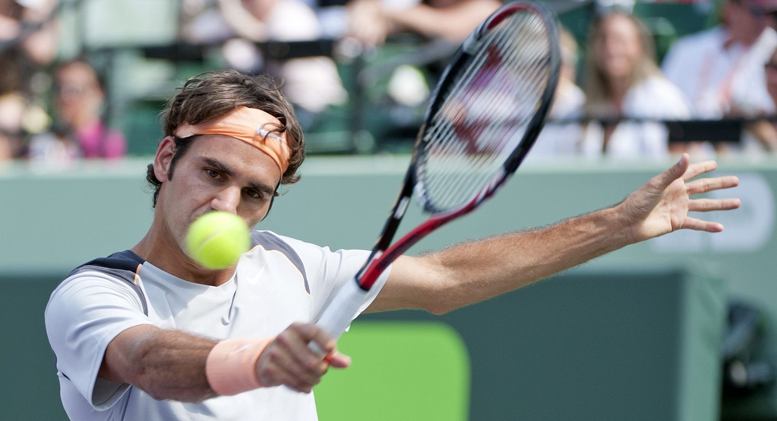 El suizo Roger Federer devuelve la bola al argentino Juan Mónaco.