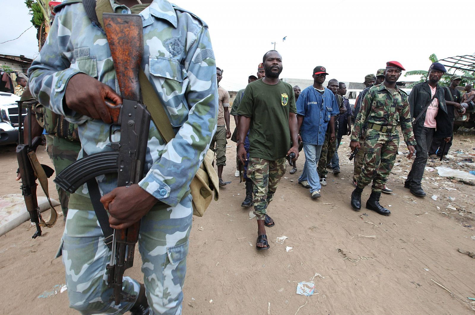 Un grupo de combatientes pro-Ouattara en las calles de Abiyan, el pasado 26 de marzo
