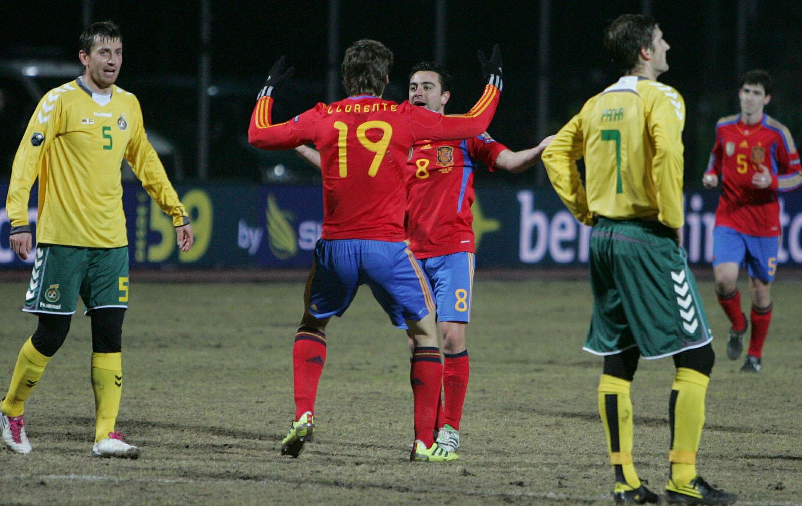 Los jugadores de la selección española, Fernando Llorente y Xavi Hernández celebran el primer tanto contra Lituania.
