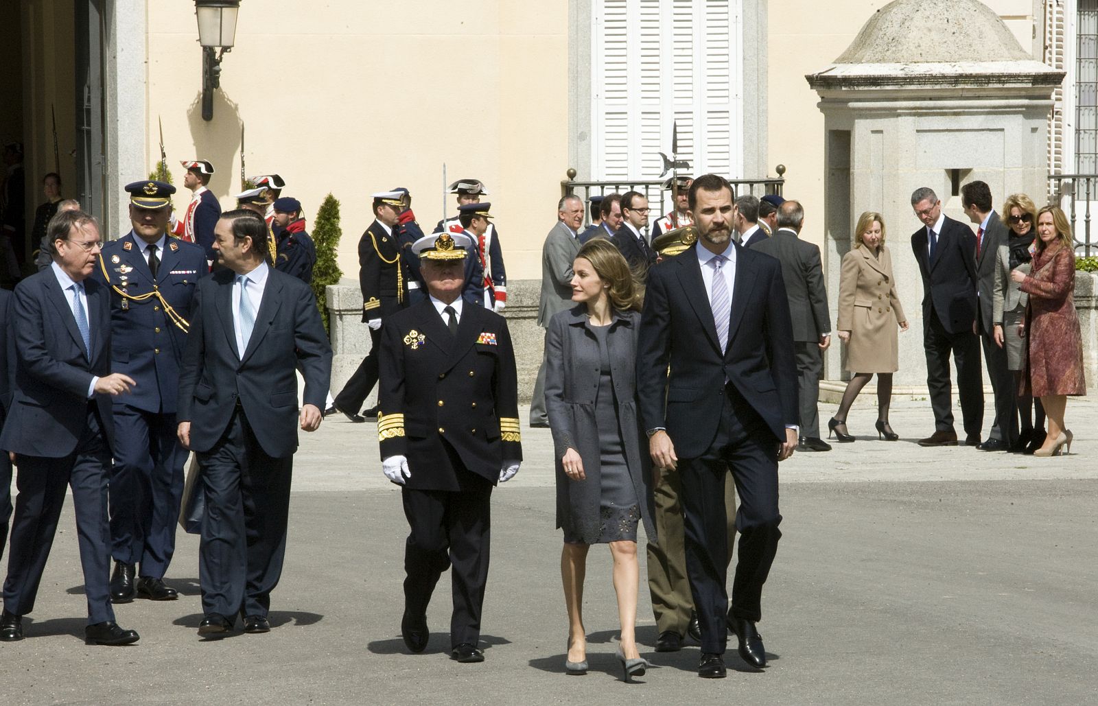 Los príncipes de Asturias momentos antes de recibir al Príncipe Carlos y a la duquesa de Cornualles