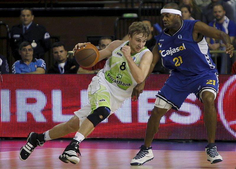 El jugador de Cajasol, Tariq Kirksai, defiende el ataque del jugador del Budivelnik, Denis Ikovlev.