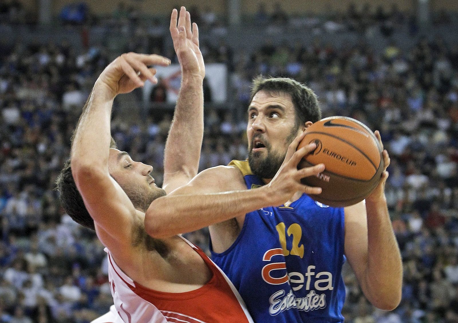 Germán Gabriel (d) intenta superar la defensa del alero del Cedevita Vedran Vukusic.