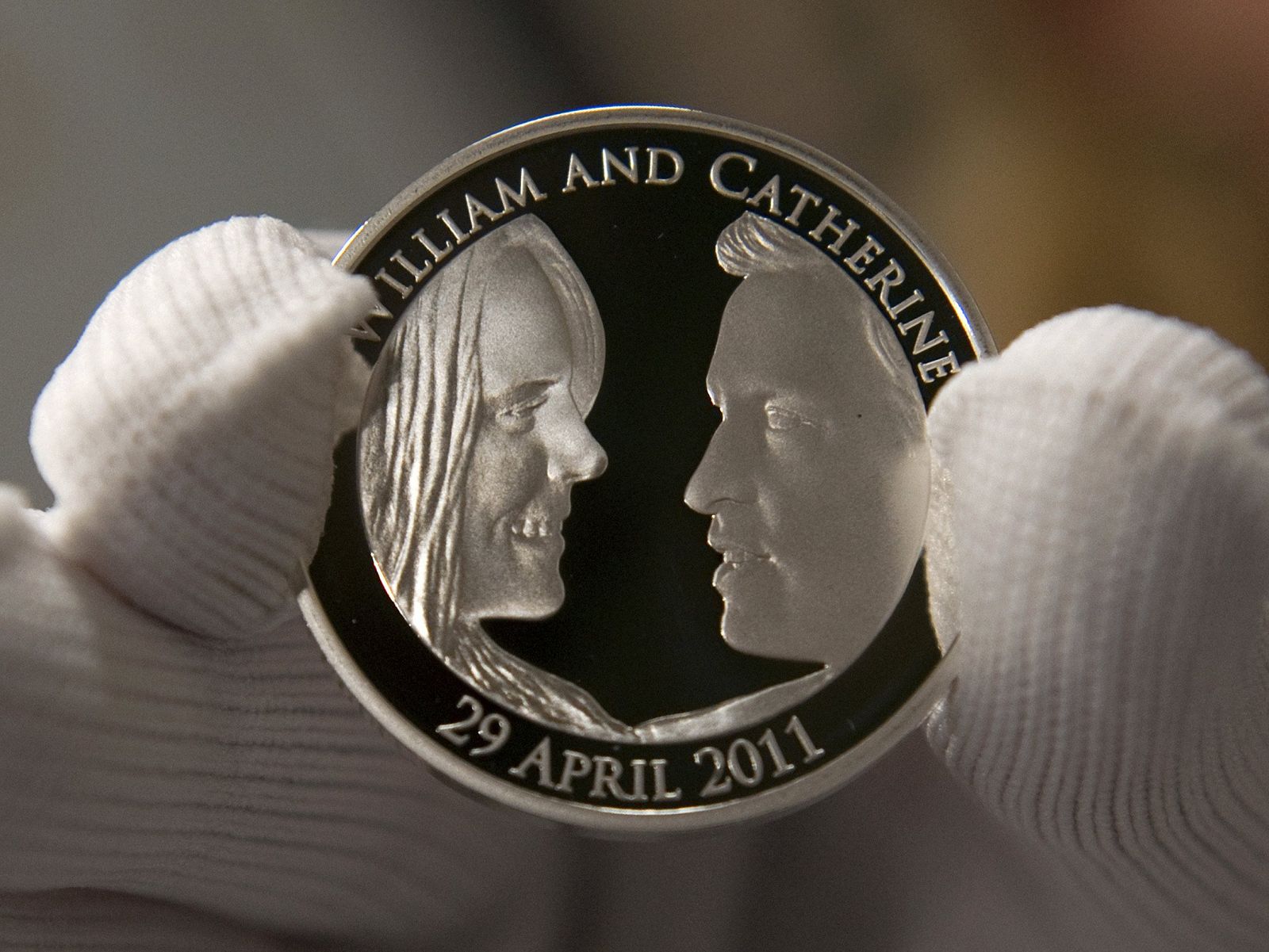 Moneda de cinco libras conmemorativa del enlace real entre el príncipe Guillermo y Kate Middleton.