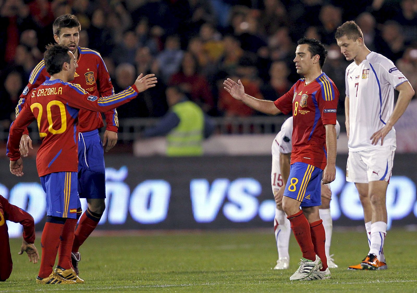 Cazorla (izquierda) ha elogiado a sus compañeros del Barça, aunque Xavi (derecha) no jugará