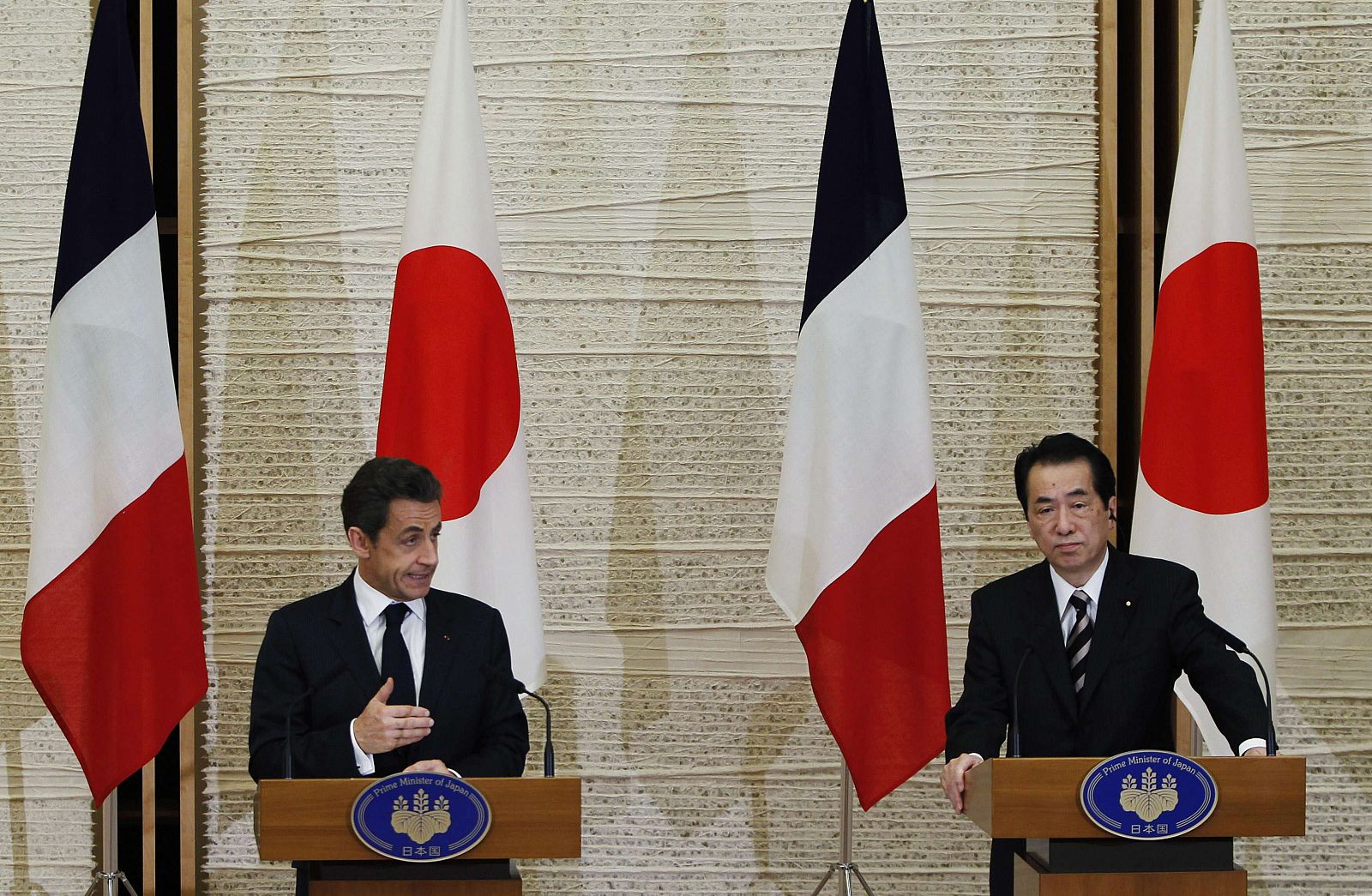 El presidente francés, Nicolas Sarkozy, y el primer ministro japonés, Naoto Kan, comparecen tras su reunión en Tokio.