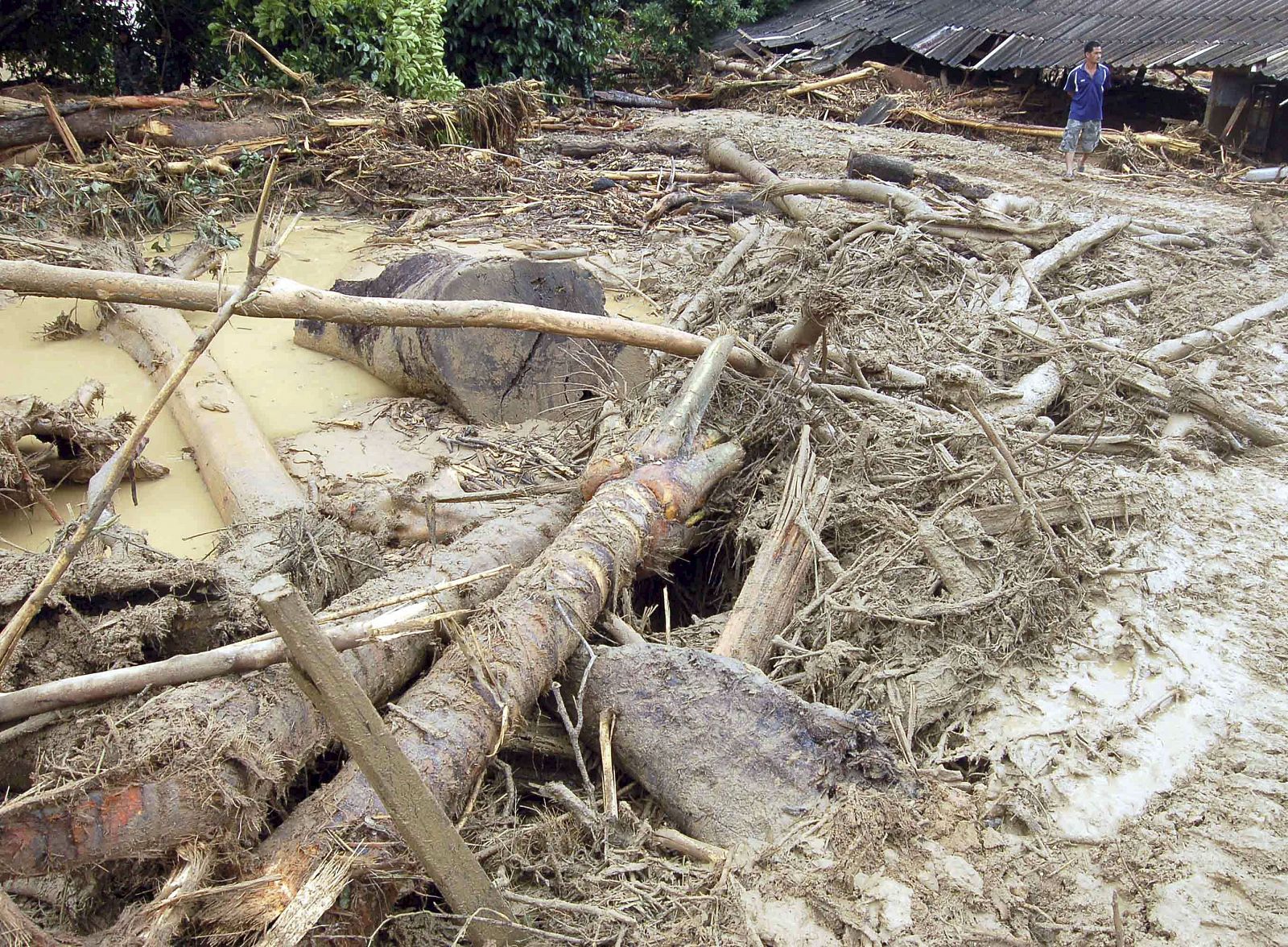 Al menos 21 muertos y 15 mil turistas atrapados por el temporal en Tailandia.