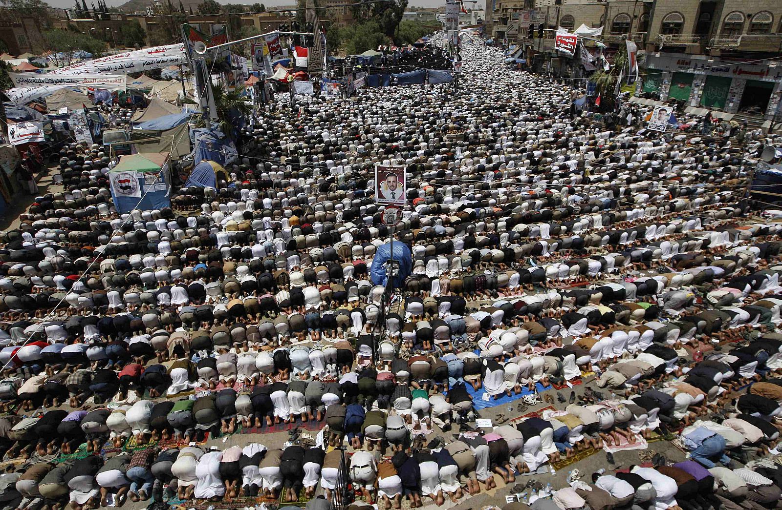 Manifestantes de la oposición rezan durante la protesta de este viernes en Saná, capital de Yemen