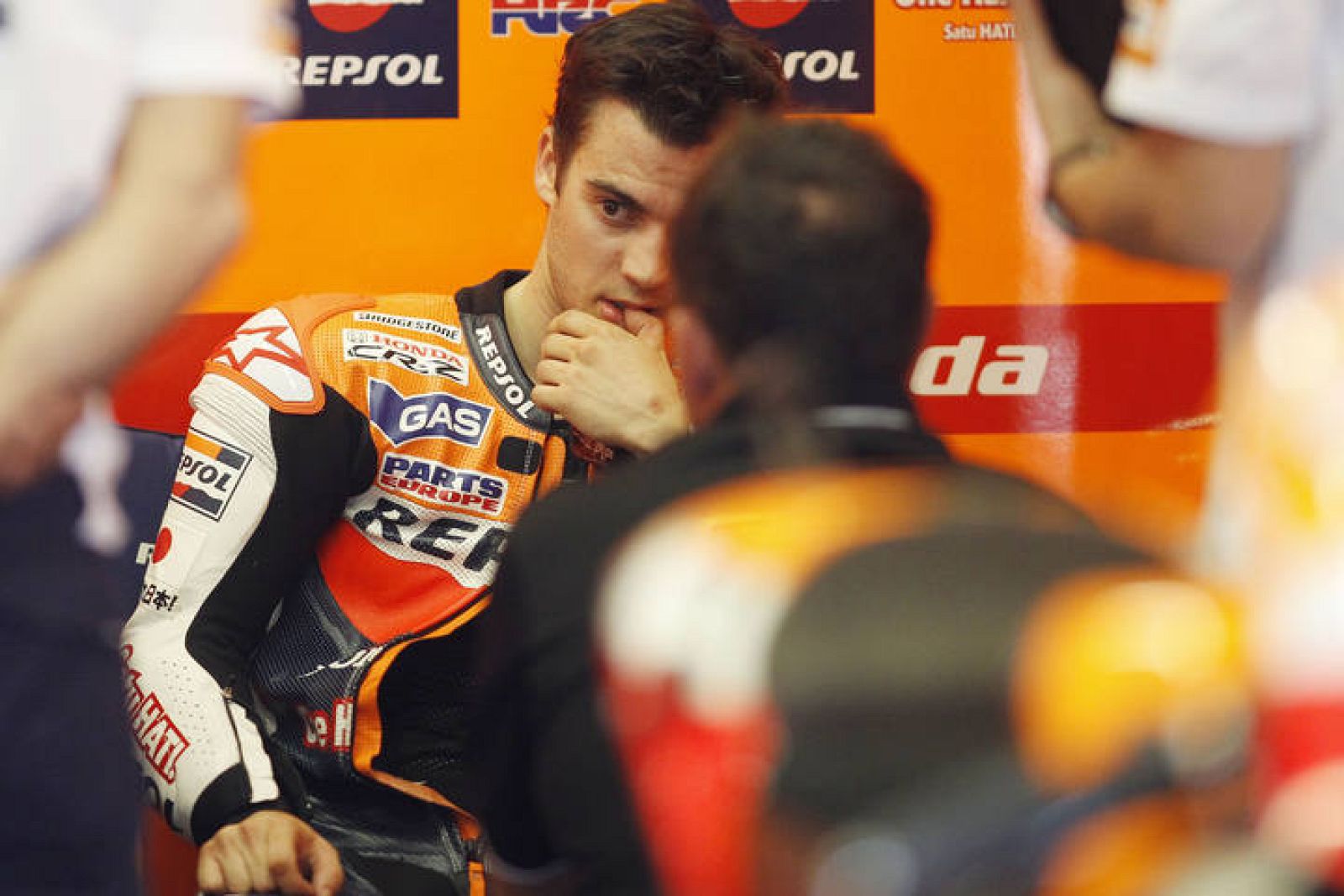 Dani Pedrosa rodeado de su equipo en su box.