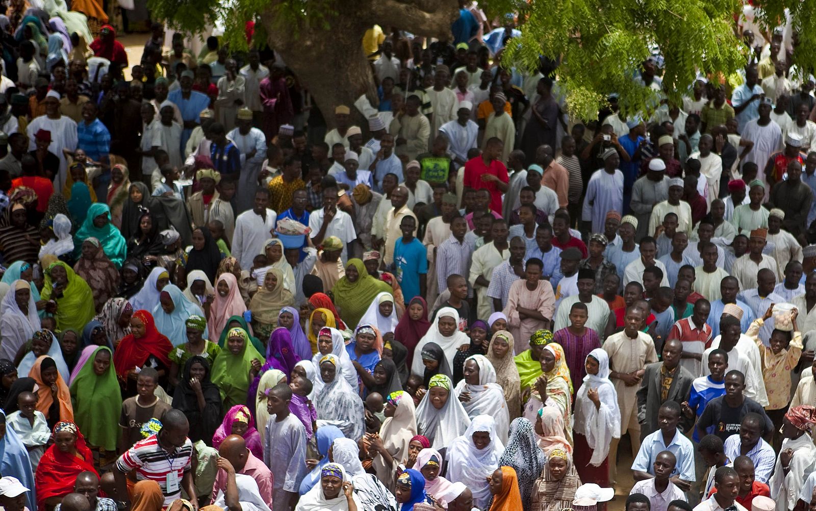 Votantes hacen cola para votar en Nigeria